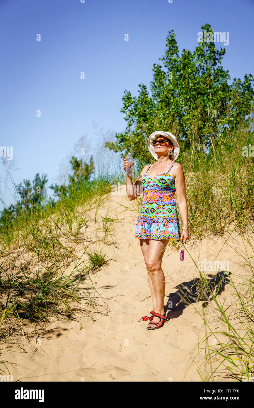 Femme heureuse avec de l'eau bouteille sur un parcours dans le Sleeping Bear Dunes dans le nord du Michigan Banque D'Images