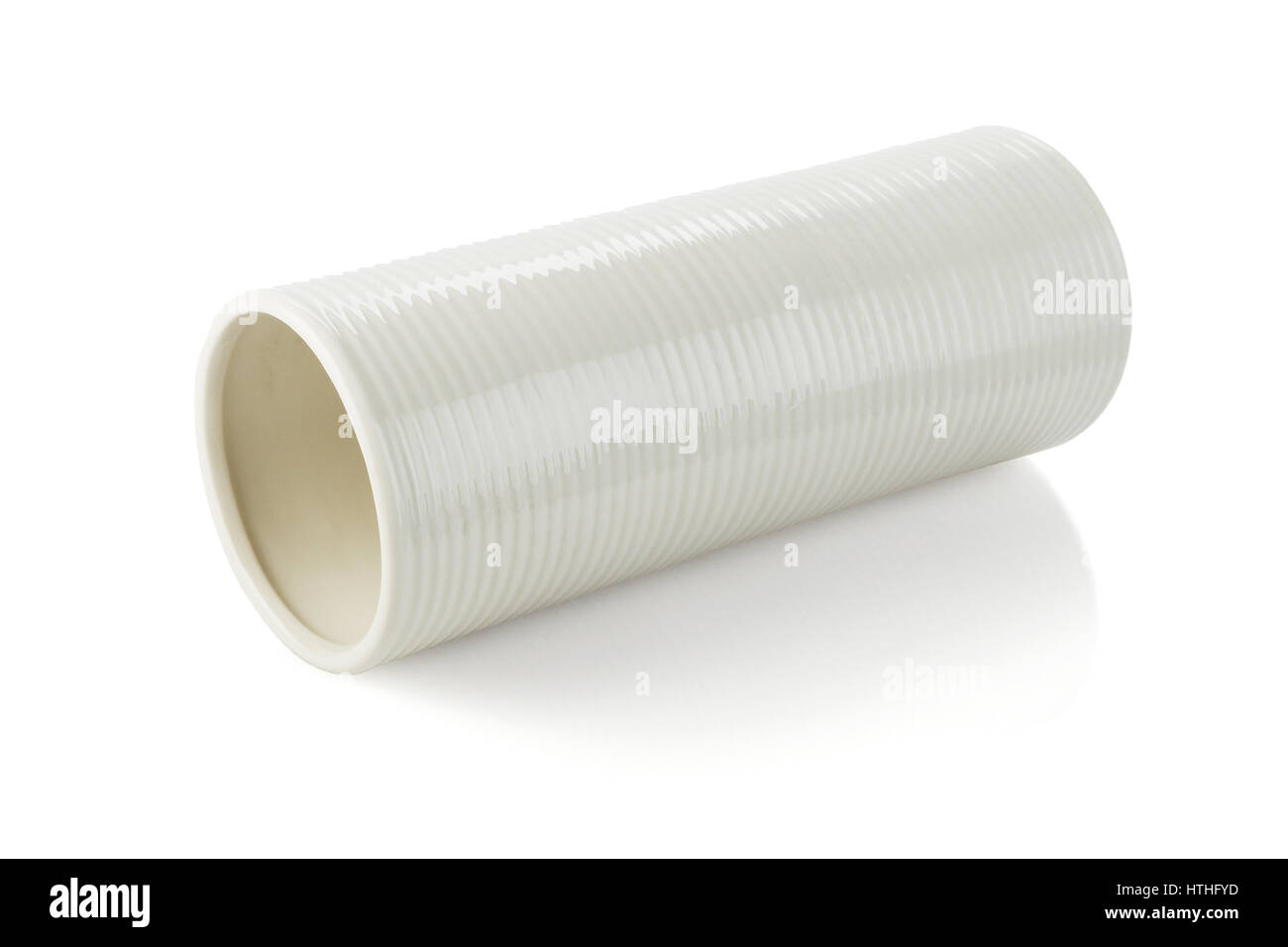 Vase de forme cylindrique allongé sur fond blanc Banque D'Images