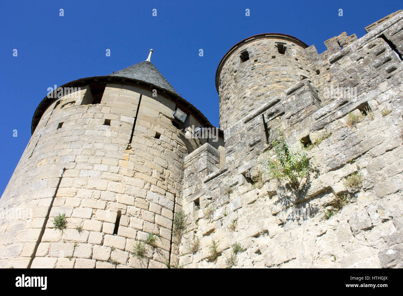 Tours et remparts de la Cité de Carcassonne, forteresse médiévale citadelle situé dans le département de l'Aude, région du Languedoc-Roussillon. Un Worl Banque D'Images