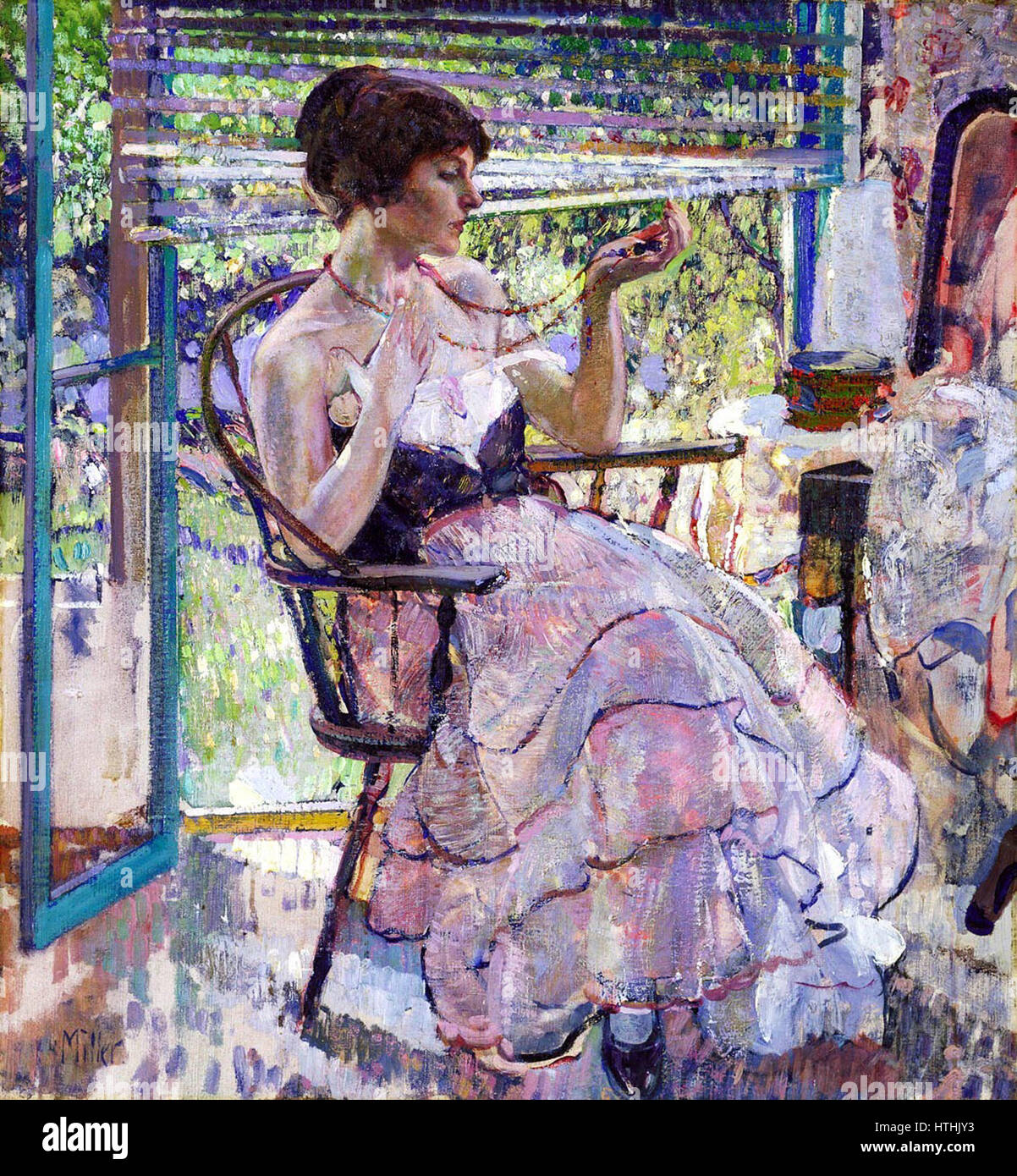 « Le collier » de Richard Edward Miller est un portrait intime du début du XXe siècle. Cette œuvre capture une femme drapée dans un collier luxueux, mettant en valeur le talent de Miller à dépeindre la lumière, la texture et les subtilités de l’émotion humaine à travers son utilisation de la couleur et du pinceau. Banque D'Images