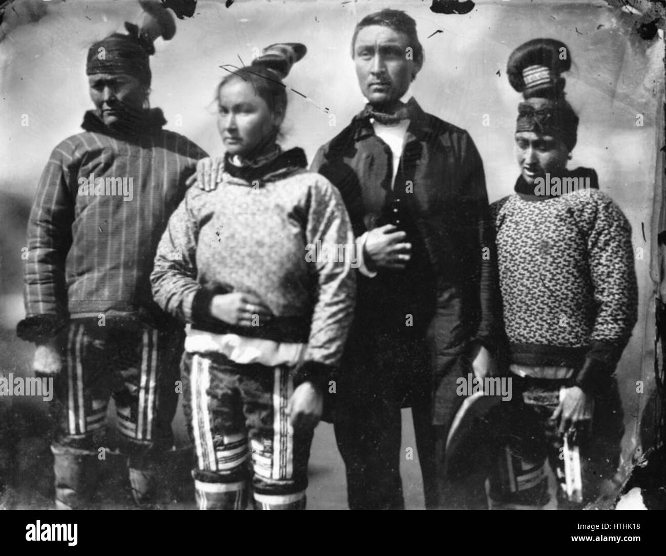 La photographie d’Edward Augustus Inglefield de 1854 capture un groupe d’Inuits, probablement au cours d’une exploration arctique. L'image reflète les coutumes, les vêtements et l'environnement des Inuits au milieu du XIXe siècle, offrant un aperçu de leur mode de vie à une époque de premiers contacts avec les explorateurs occidentaux. Banque D'Images La photographie d’Edward Augustus Inglefield de 1854 capture un groupe d’Inuits, probablement au cours d’une exploration arctique. L'image reflète les coutumes, les vêtements et l'environnement des Inuits au milieu du XIXe siècle, offrant un aperçu de leur mode de vie à une époque de premiers contacts avec les explorateurs occidentaux. Banque D'Images