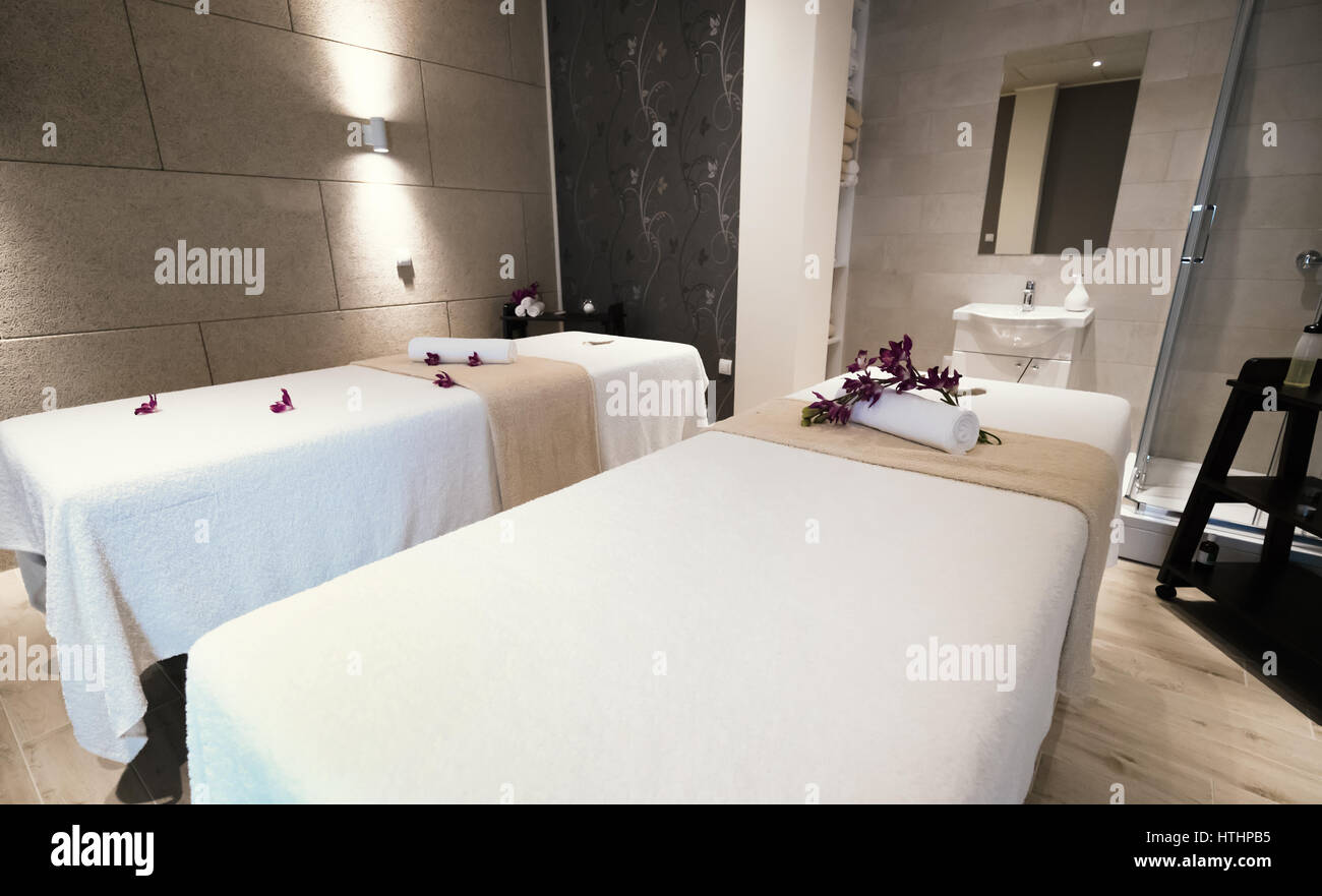 Belles tables de massage in spa resort chambre Banque D'Images