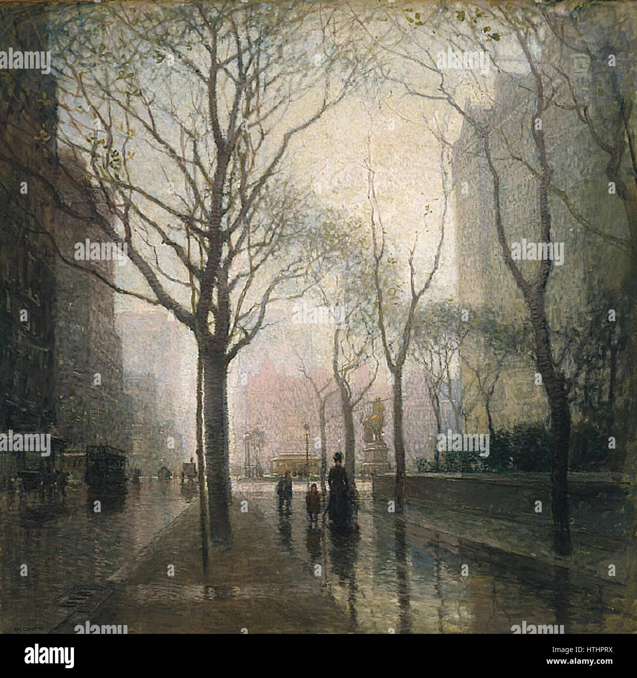 « The Plaza After Rain » de Paul Cornoyer capture la beauté d'une place urbaine après une tempête de pluie, avec un trottoir humide reflétant l'architecture environnante. La peinture utilise la lumière et l'ombre pour créer une atmosphère sereine. Banque D'Images