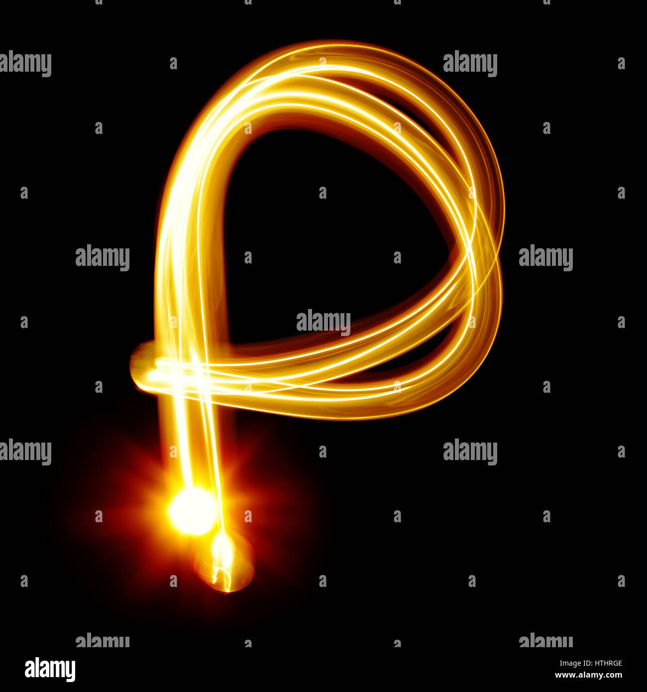 P - créé par la lumière au cours de l'alphabet fond noir Banque D'Images