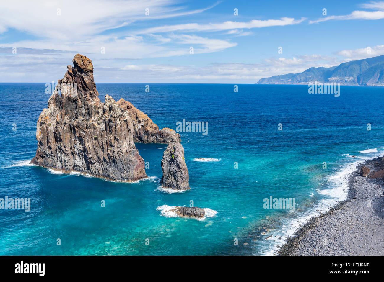 Ilheus da Ribeira da Janela sur la côte nord de Madère, Ribeira da Janela, Madère, Portugal. Banque D'Images