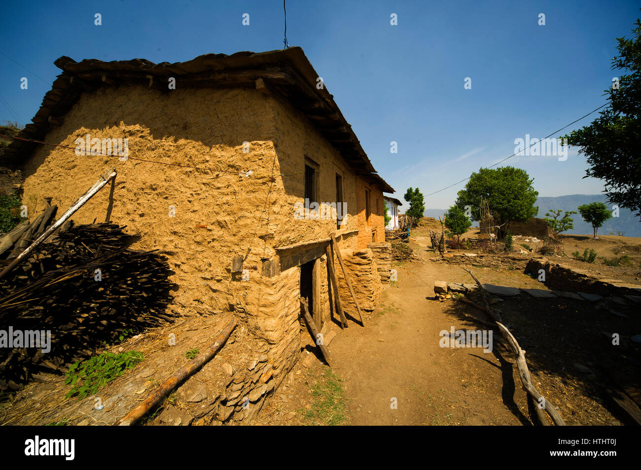 Maisons à Tula Kote Village à Tallas sur la région des collines du Kumaon, où Jim Corbett est allé après Tallas Des maneater tigresse, le nord de l'Inde Banque D'Images