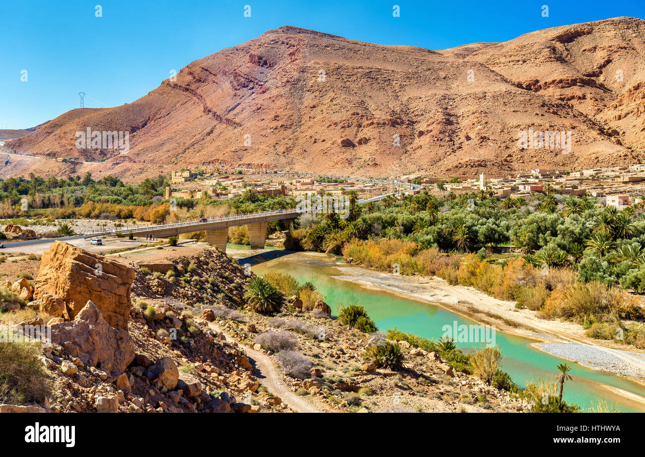 Un village avec des maisons traditionnelles en kasbah Vallée de Ziz - Maroc Banque D'Images