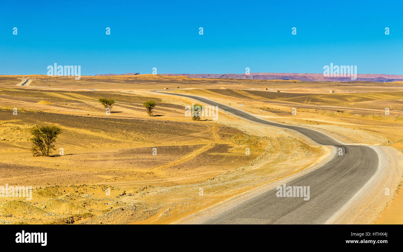 Merzouga - Erfoud route dans le désert du Sahara Marocain Banque D'Images