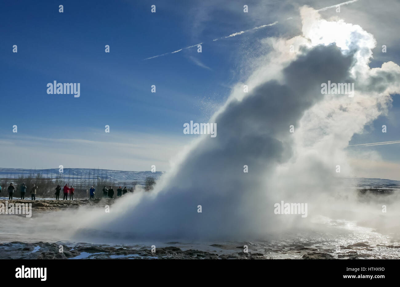 Une foule regardant éruption d'un geyser, ou Hot spring, cercle d'or, de l'Islande Banque D'Images