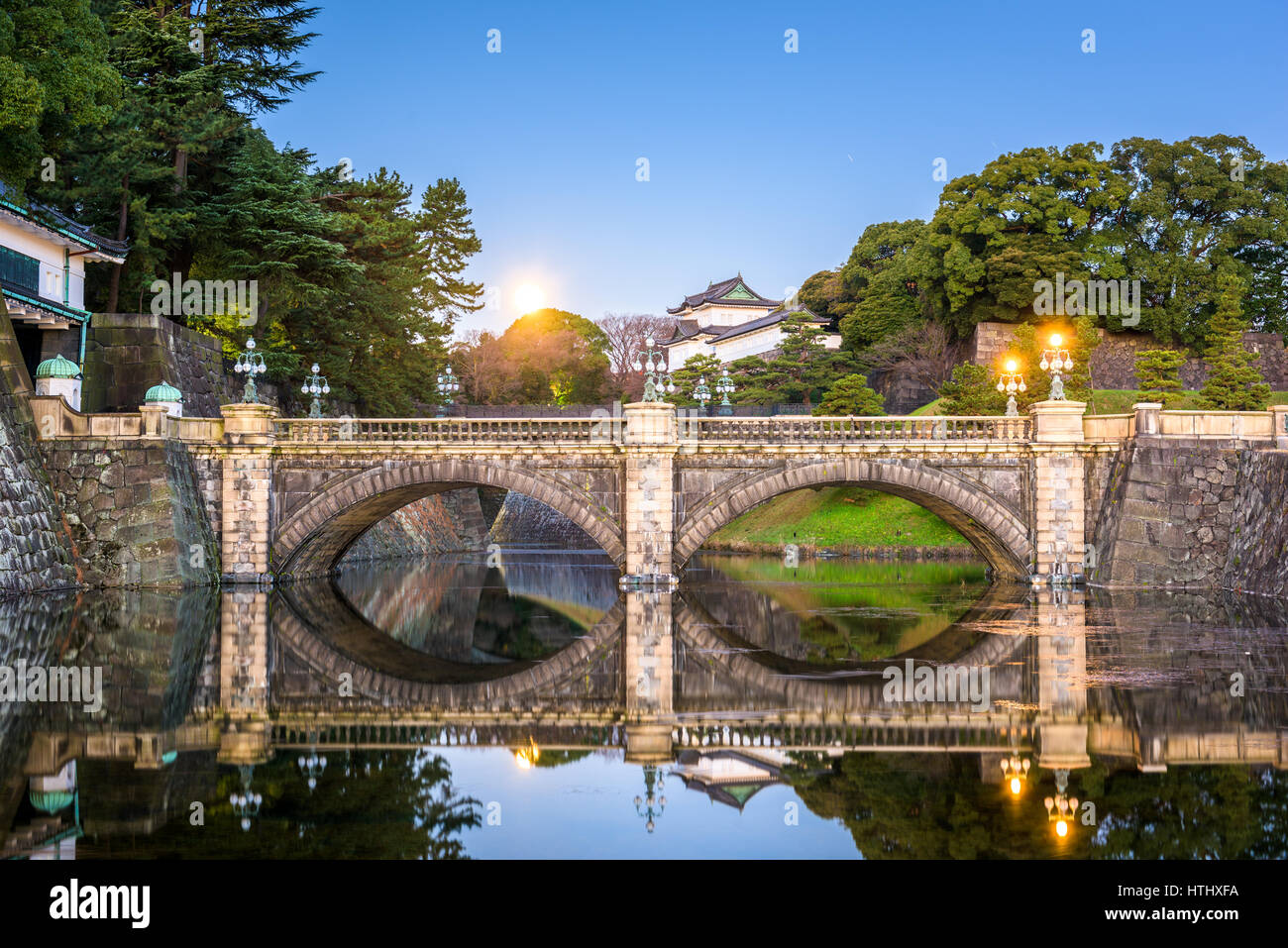 Tokyo, Japon, à l'Imperial Palace moat et bridge at night. Banque D'Images
