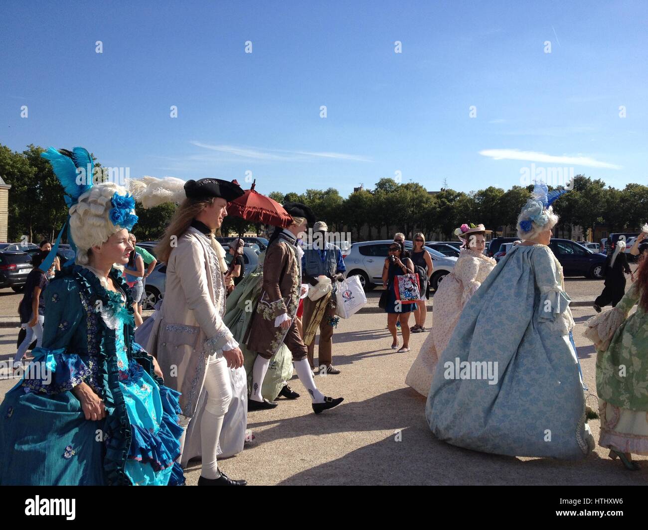 Versailles, France - 27 juin 2015 : arrivée des invités pour le le Grand bal masqué au château de Versailles. Les gens en costume du 18ème siècle à pied u Banque D'Images