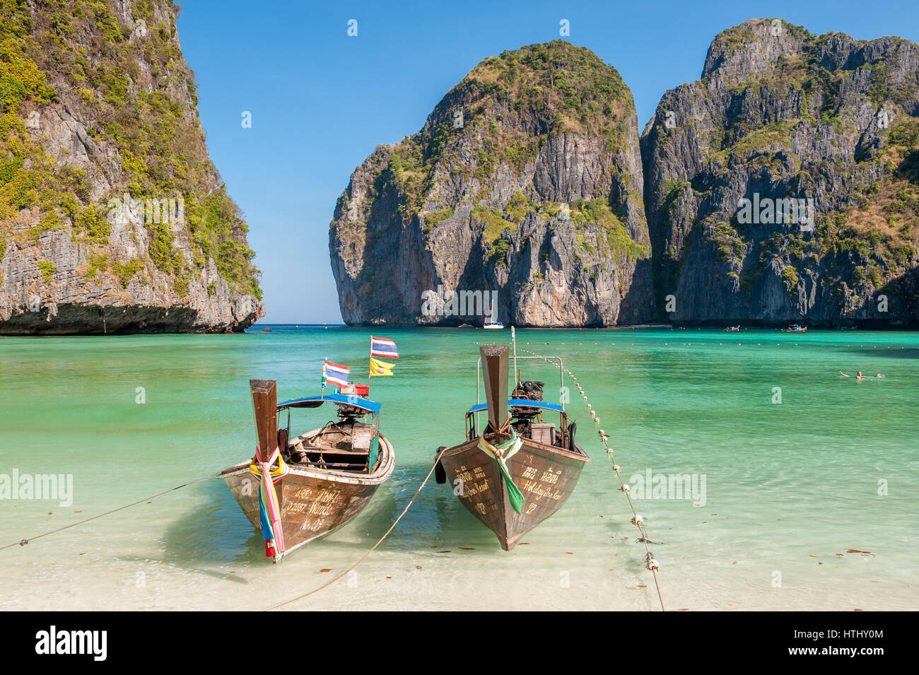 Maya Bay, les îles Phi Phi, Thaïlande est une destination populaire tour de Phuket et connu comme l'emplacement pour le film 'La plage' Banque D'Images