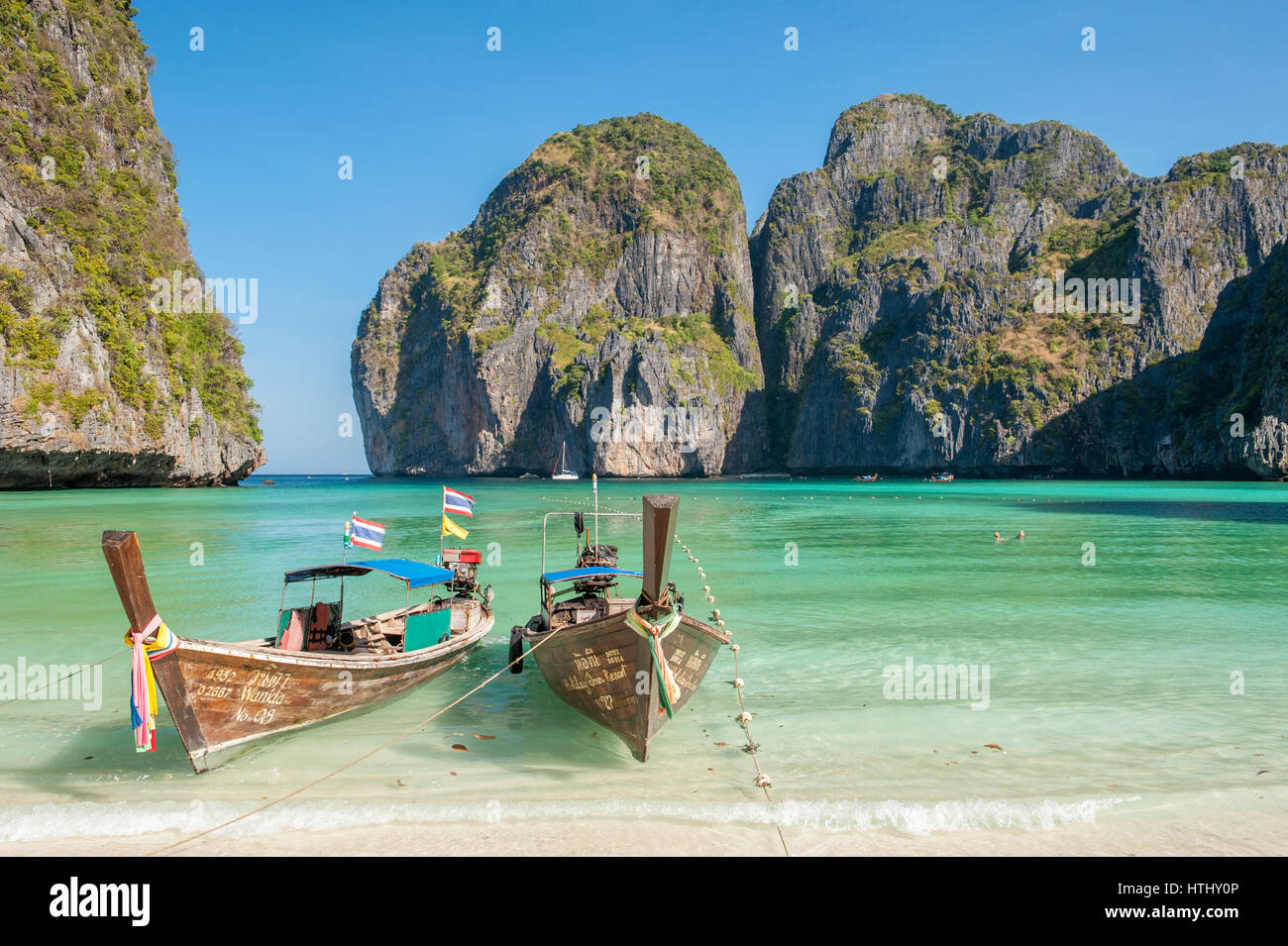 Maya Bay, les îles Phi Phi, Thaïlande est une destination populaire tour de Phuket et connu comme l'emplacement pour le film 'La plage' Banque D'Images
