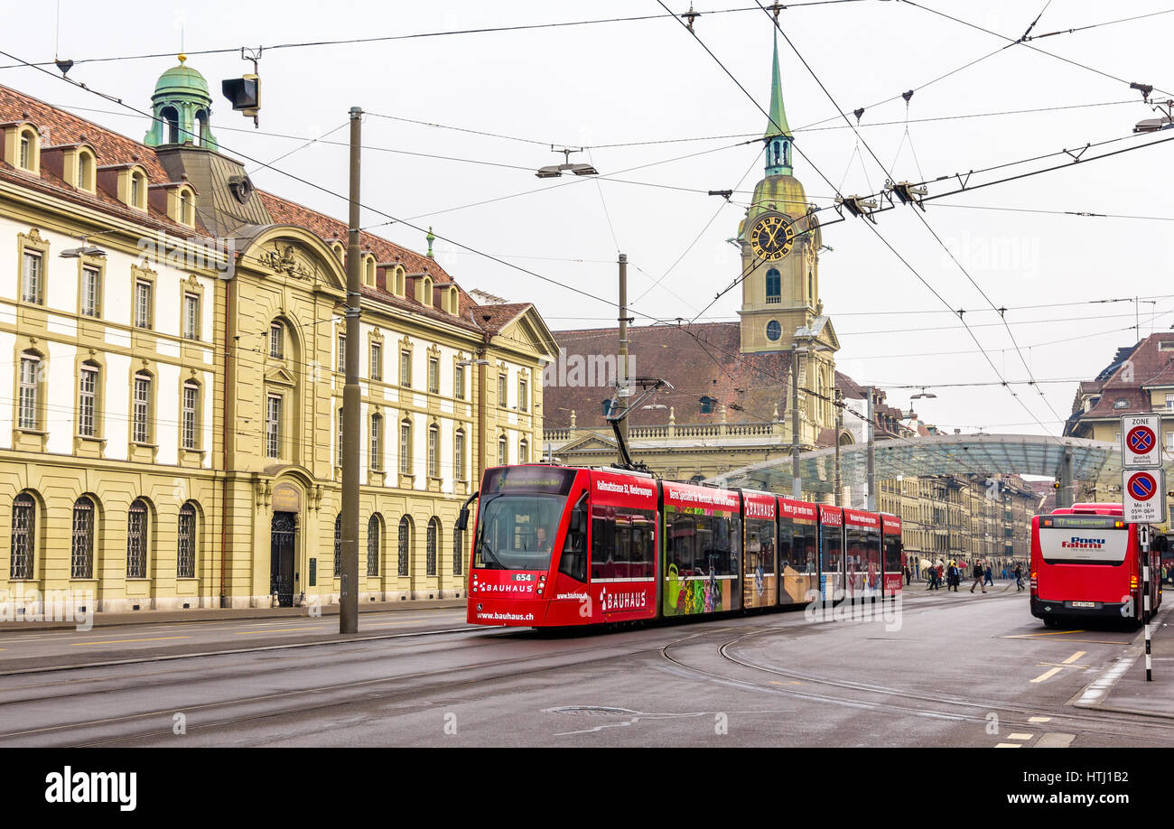 Berne, Suisse - le 15 février : Siemens tram Combino sur Bubenbergplatz à Berne le 15 février 2015. Il y a 36 les trams de cette classe à Berne Banque D'Images