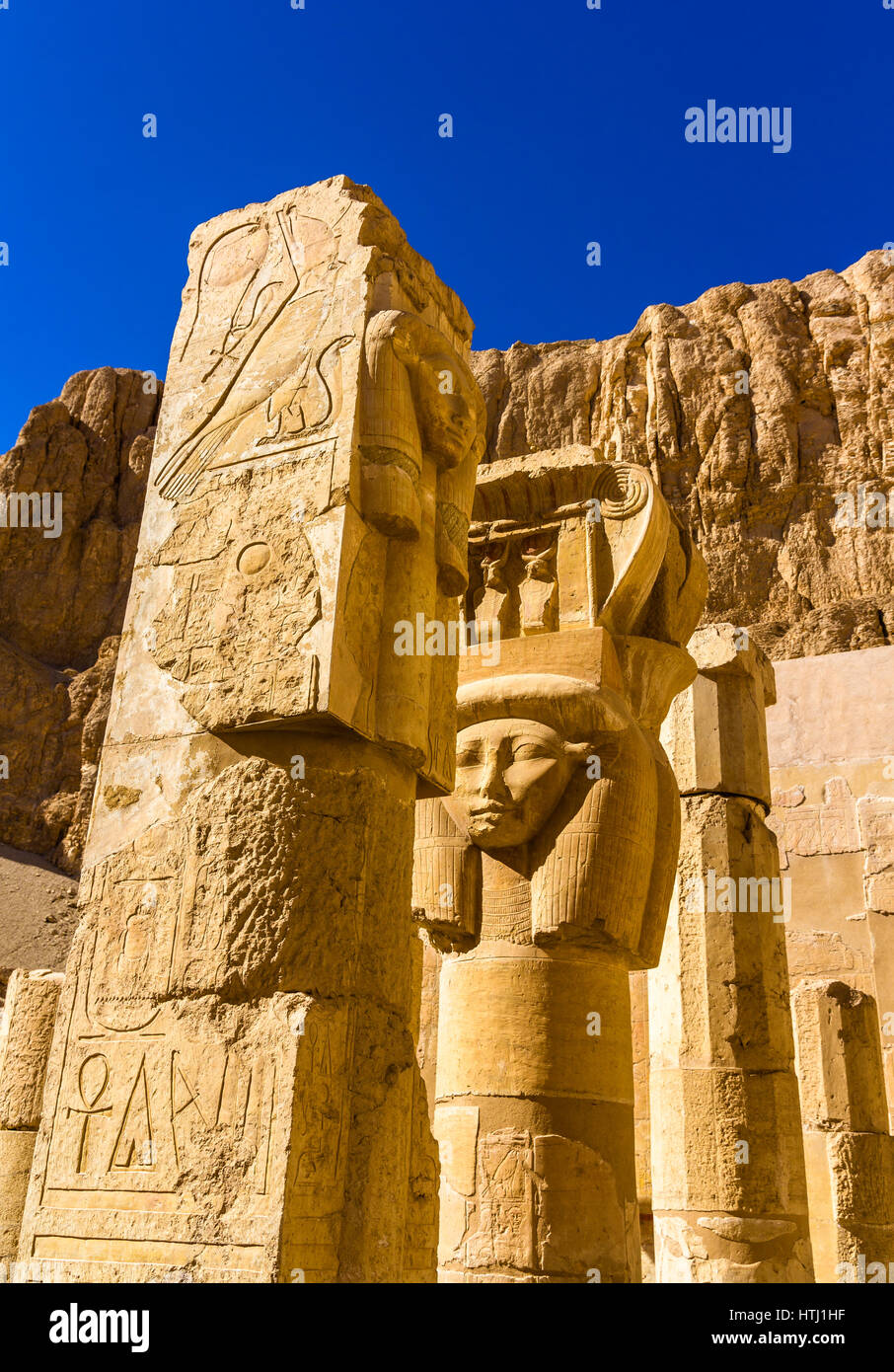 Sculptures antiques dans le temple funéraire d'Hatshepsout - Égypte Banque D'Images