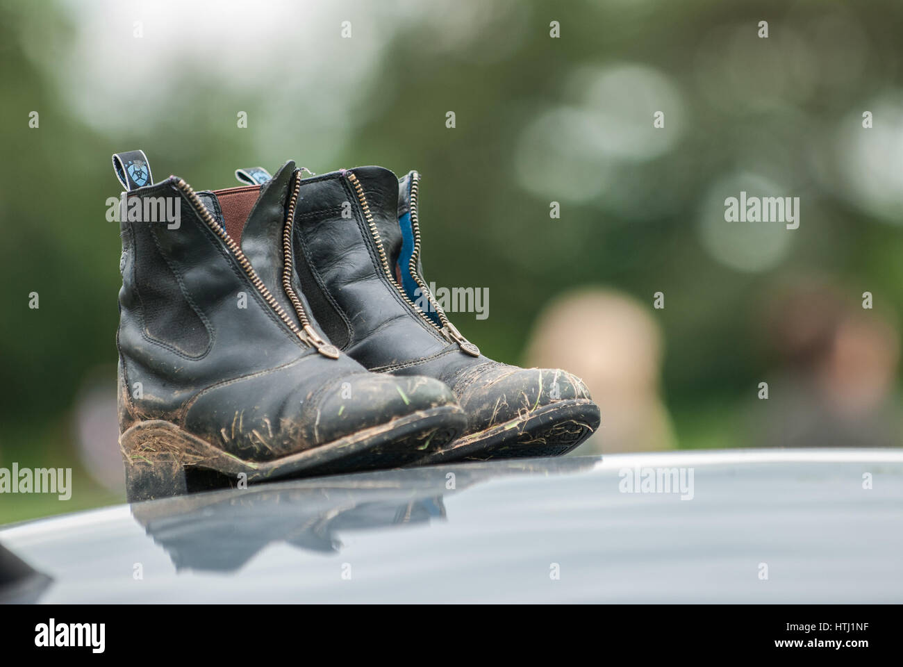 Une paire de bottes sales placé sur un toit de voiture Photo Stock - Alamy