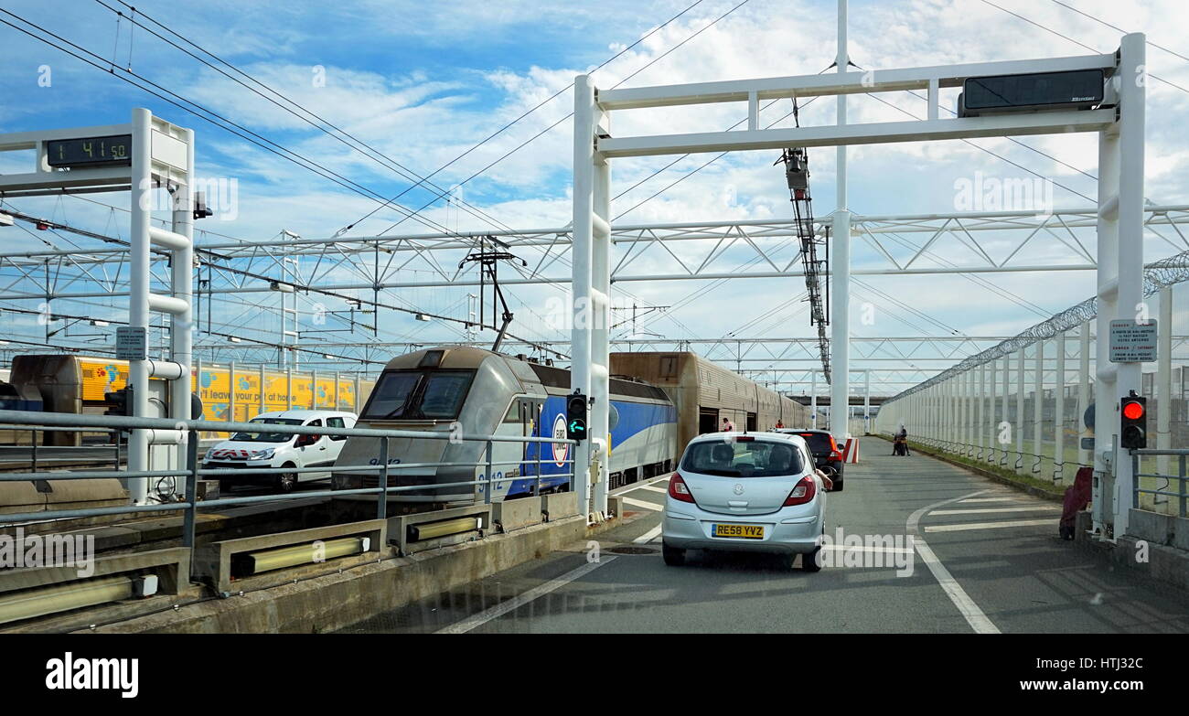 COQUELLES, PAS-DE-CALAIS, FRANCE, 07 mai 2016 : les voitures de la file d'attente pour le conseil Euro Tunnel jusqu'à la gare de Folkestone au Royaume-Uni Banque D'Images