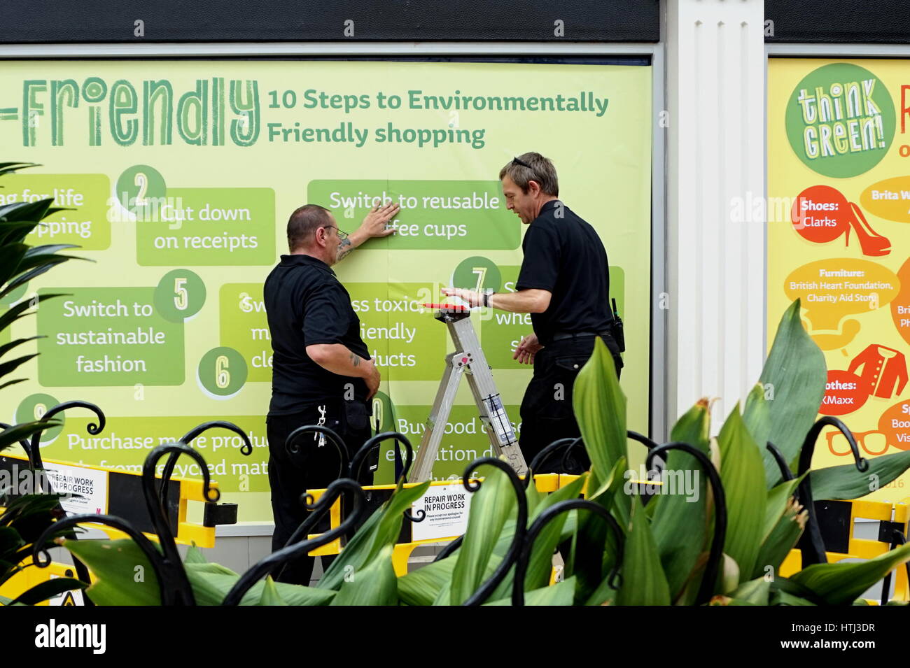 Farnborough, Angleterre, 07 juin 2016 : deux hommes mis en place d'affiches dans un centre commercial Banque D'Images