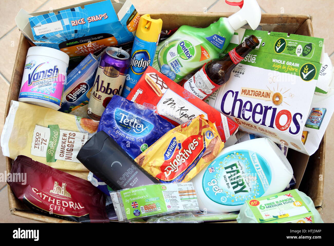 Camberley, Surrey, UK - 17 Nov 2016 : boîte de recyclage des déchets domestiques avec de grandes marques britanniques Banque D'Images