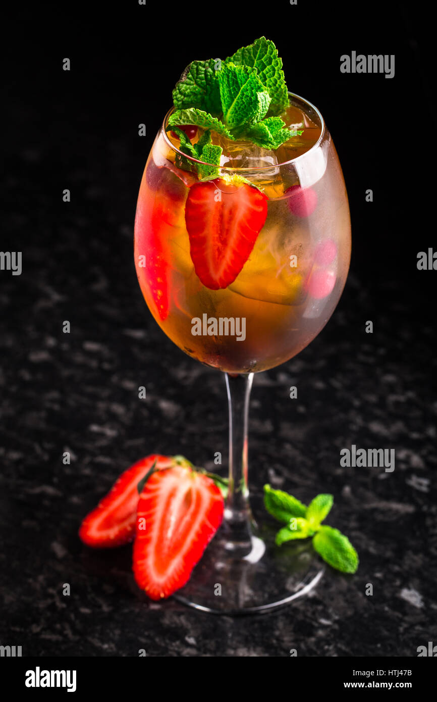 Cocktail de fraises et de menthe sur table de marbre Banque D'Images