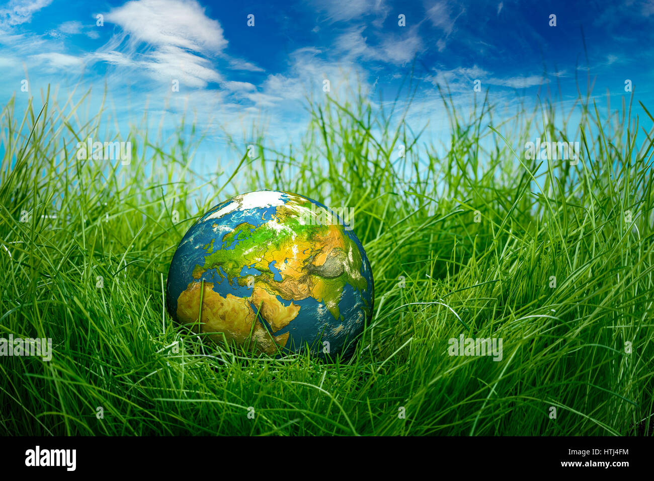Globe se trouve sur l'herbe verte. Concept - Jour de la Terre. Banque D'Images
