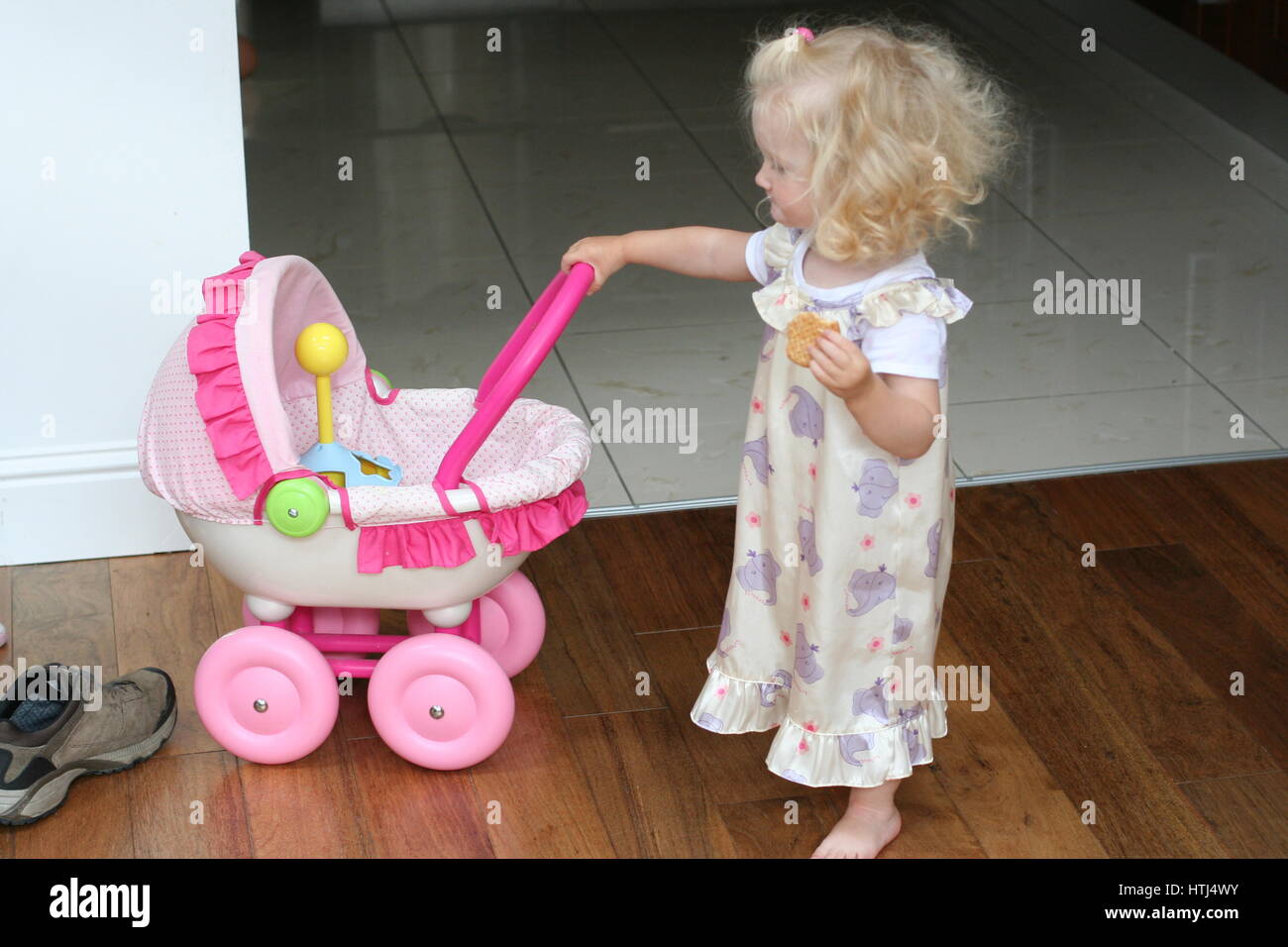 Enfant Jouant Avec Ses Poupees Landau Bebe Jouets Pour Enfants Jouer L Enfance L Innocence Concept Jouant Photo Stock Alamy Enfant Jouant Avec Ses Poupees Landau Bebe Jouets Pour Enfants Jouer L Enfance L Innocence Concept Jouant Photo Stock Alamy