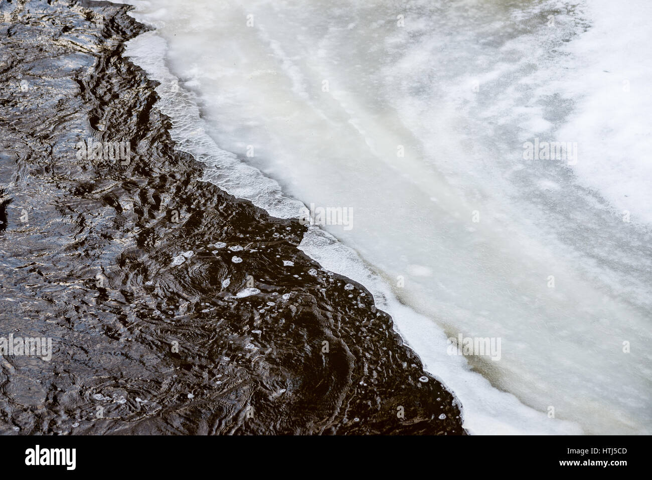Scène de campagne congelé en hiver avec la neige. la rivière glacée — free download