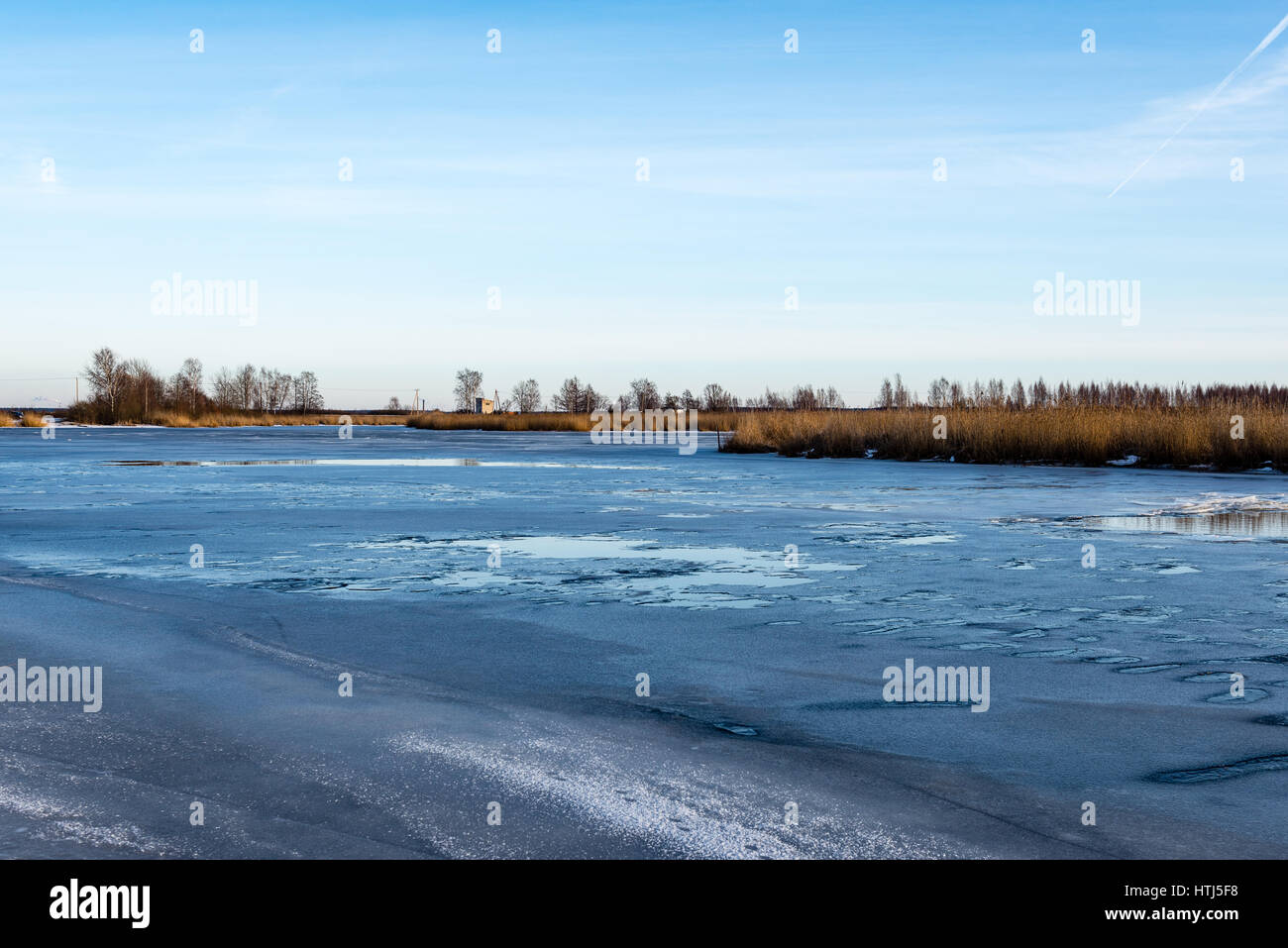 Scène de campagne congelé en hiver avec la neige. la rivière glacée — free download