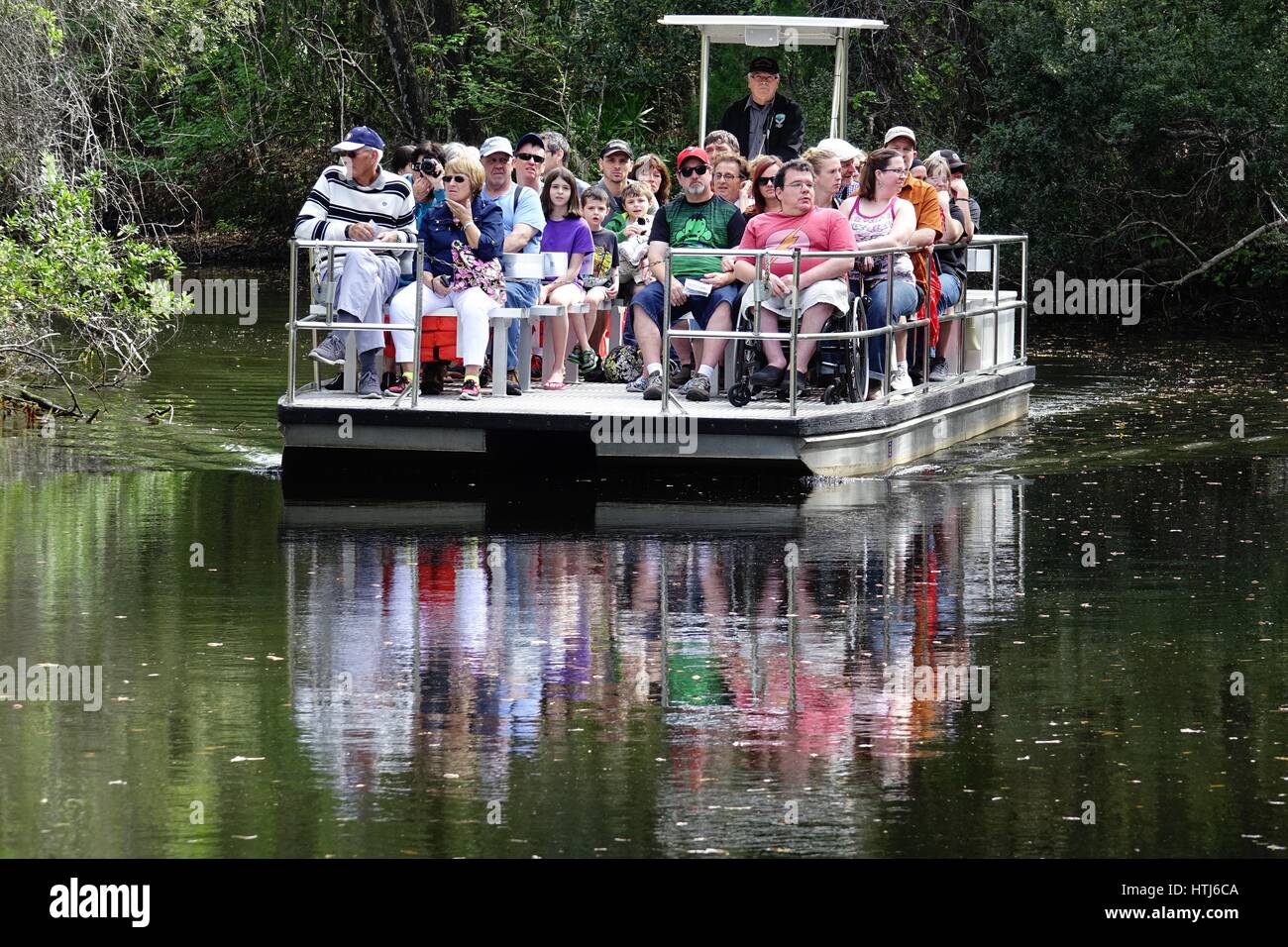 Amener les visiteurs depuis le ferry du centre des visiteurs du parc, Ellie Schiller Homosassa Springs Wildlife State Park Banque D'Images