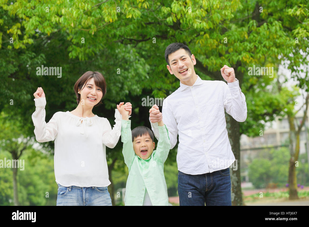 Famille japonaise dans un parc de la ville Banque D'Images