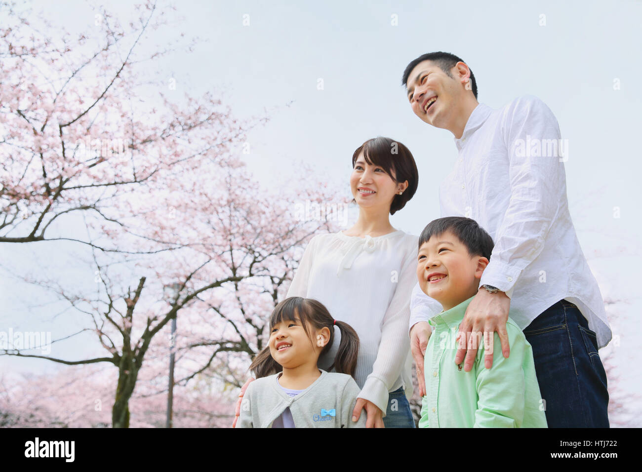 Famille japonaise avec fleurs de cerisier dans un parc de la ville Banque D'Images