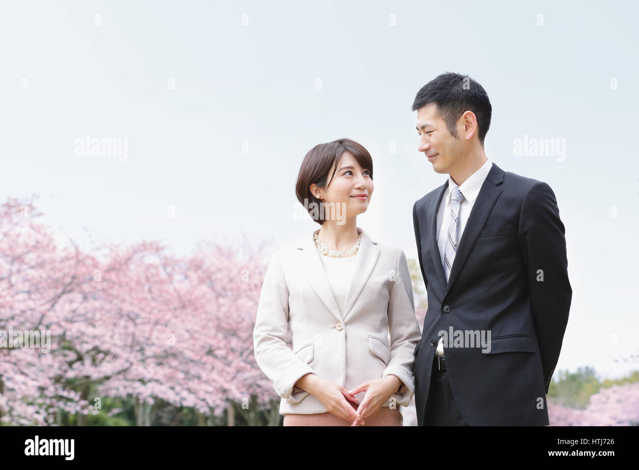 Couple japonais avec fleurs de cerisier dans un parc de la ville Banque D'Images