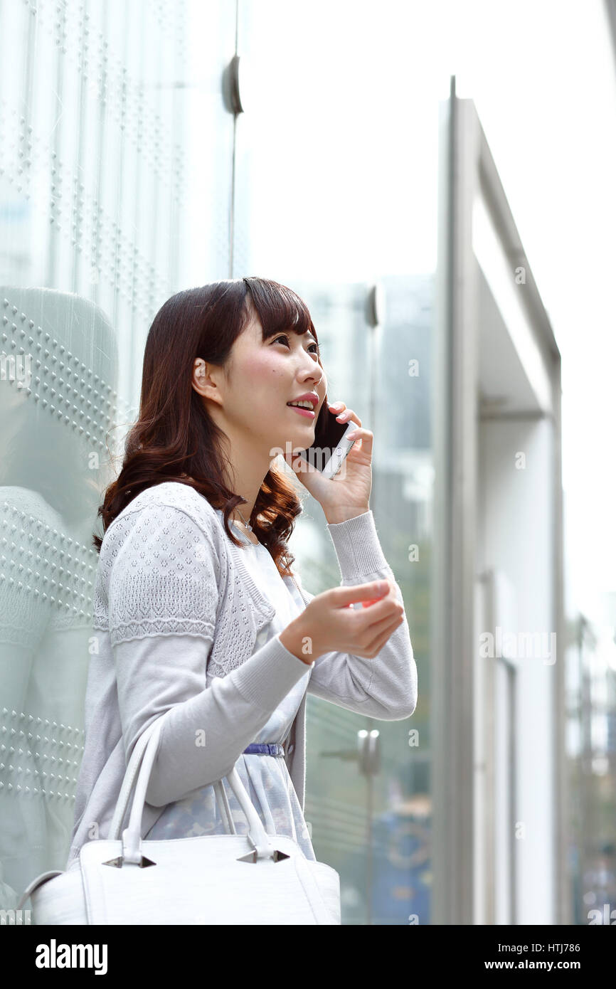 Japonais à la mode femme au téléphone dans le luxe région de Tokyo, Tokyo, Japon Banque D'Images