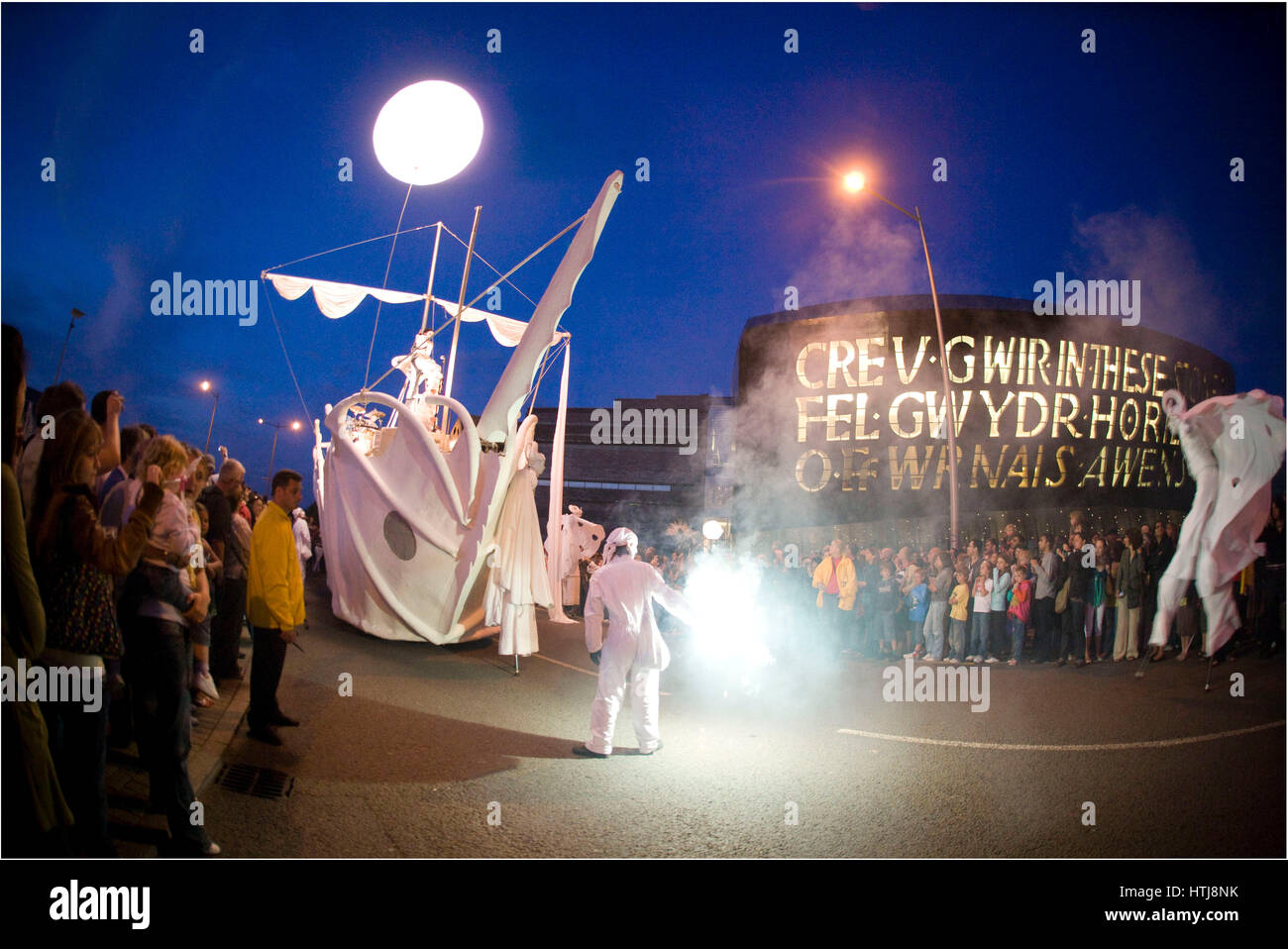 Les gens font dans les rues à la WOW open air show, Roald Dahl Place, La Baie de Cardiff, Cardiff, Pays de Galles. Banque D'Images
