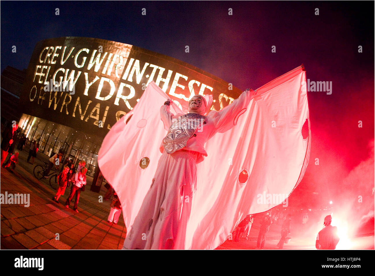 Les gens font dans les rues à la WOW open air show, Roald Dahl Place, La Baie de Cardiff, Cardiff, Pays de Galles. Banque D'Images