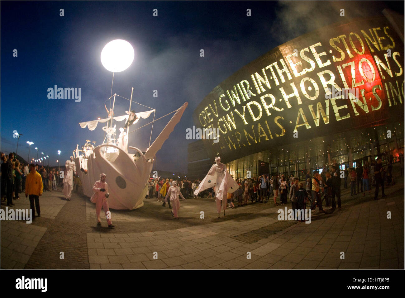 Les gens font dans les rues à la WOW open air show, Roald Dahl Place, La Baie de Cardiff, Cardiff, Pays de Galles. Banque D'Images