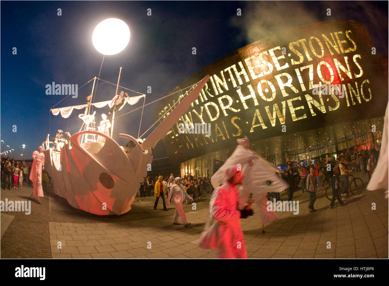 Les gens font dans les rues à la WOW open air show, Roald Dahl Place, La Baie de Cardiff, Cardiff, Pays de Galles. Banque D'Images