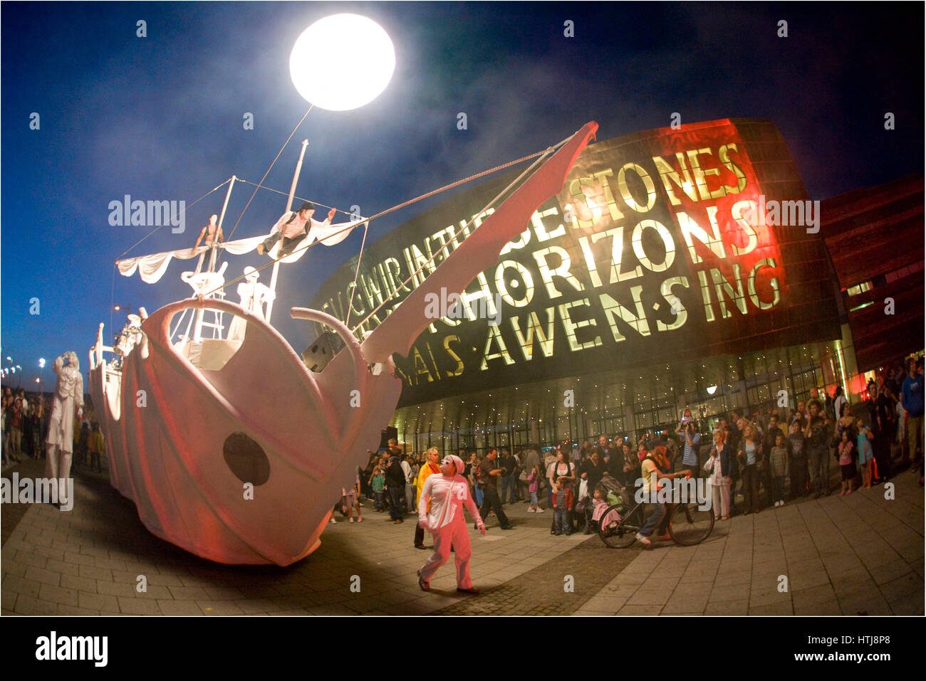 Les gens font dans les rues à la WOW open air show, Roald Dahl Place, La Baie de Cardiff, Cardiff, Pays de Galles. Banque D'Images