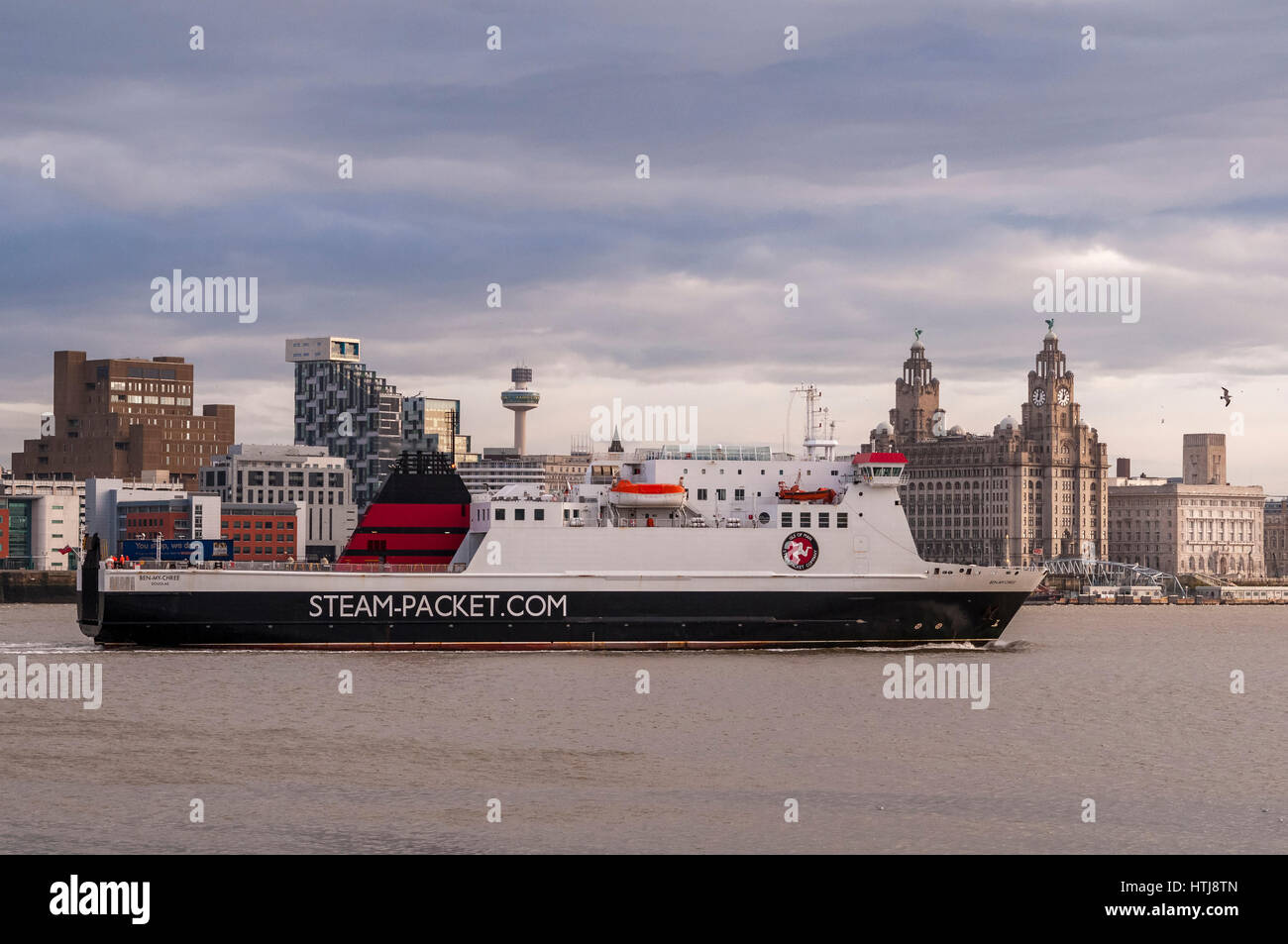 Isle of Man Steam Packet Company IOMSP Navire roulier navire Ben mes trois arrive à Liverpool avec l'pierhead en arrière-plan sur la Mersey. Banque D'Images