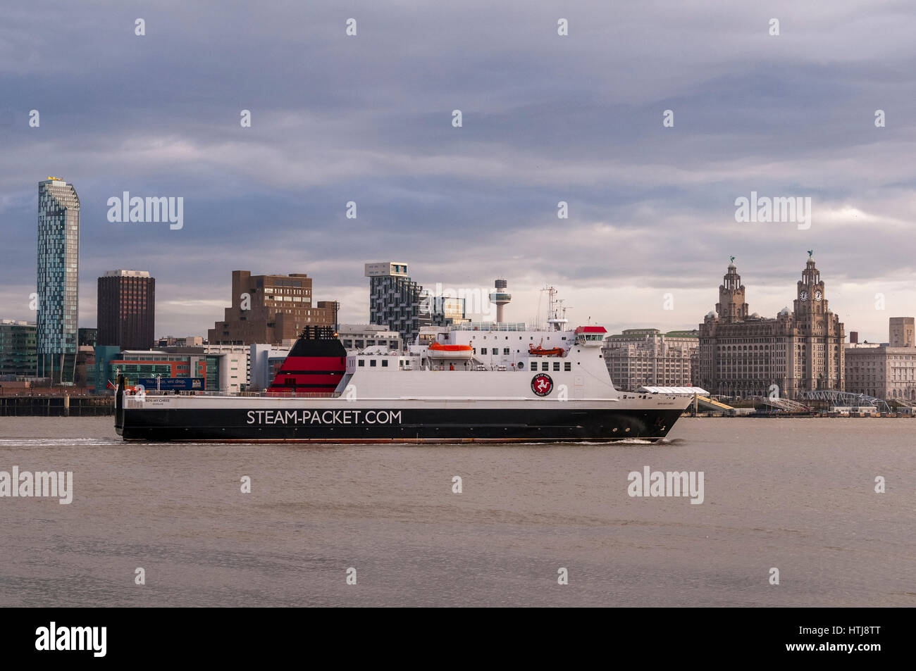 Isle of Man Steam Packet Company IOMSP Navire roulier navire Ben mes trois arrive à Liverpool avec l'pierhead en arrière-plan sur la Mersey. Banque D'Images