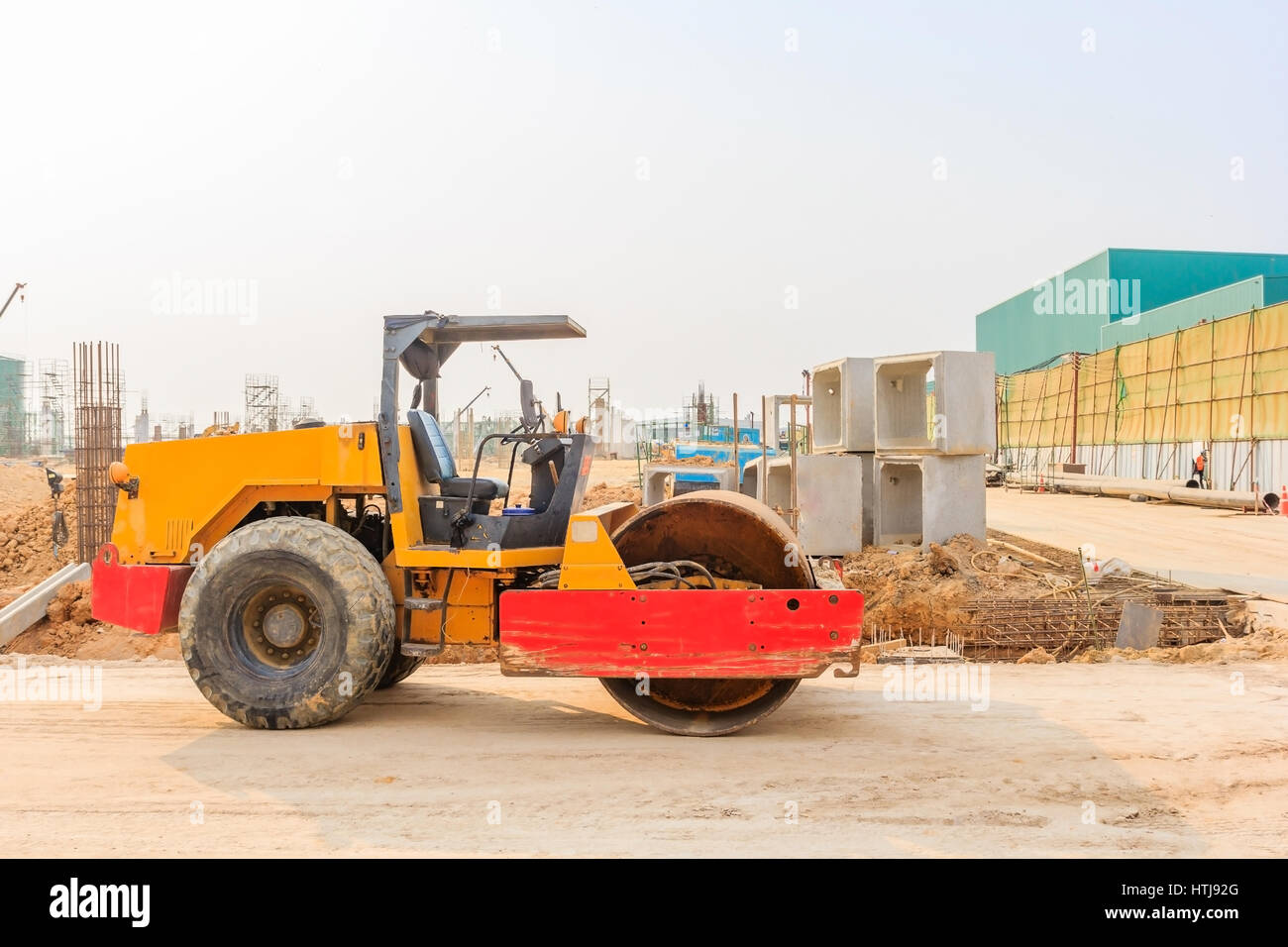 Rouleau de vibration du sol lors de travaux de compactage sable at construction site Banque D'Images