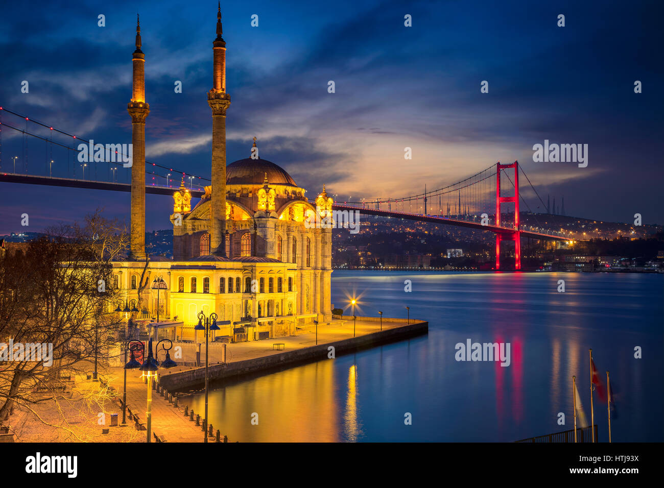 Istanbul. Image de mosquée Ortakôy avec pont du Bosphore à Istanbul pendant le crépuscule heure bleue. Banque D'Images