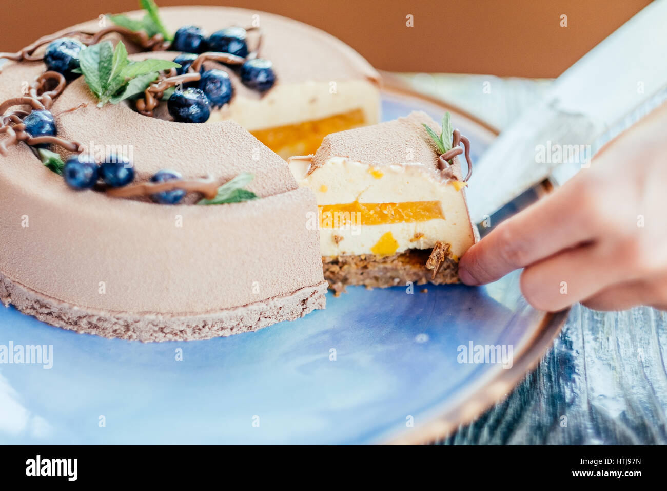 Gâteau à la crème délicieux coupe libre sur la plaque bleue Banque D'Images