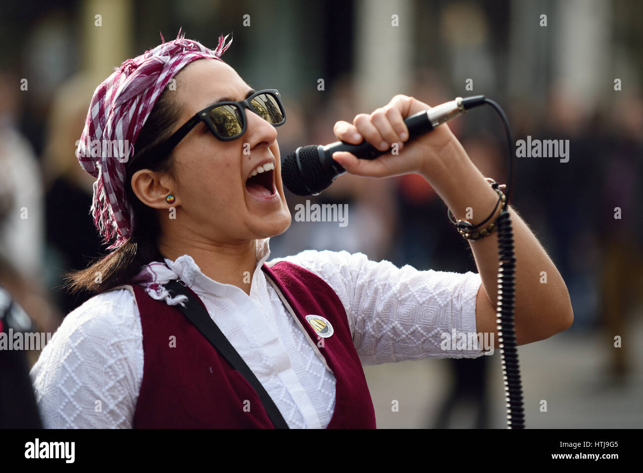 Femme en colère. Million de femmes Montent en mars à Londres d'Oxford Street à Trafalgar Square, au Royaume-Uni. Chantage dans le microphone Banque D'Images