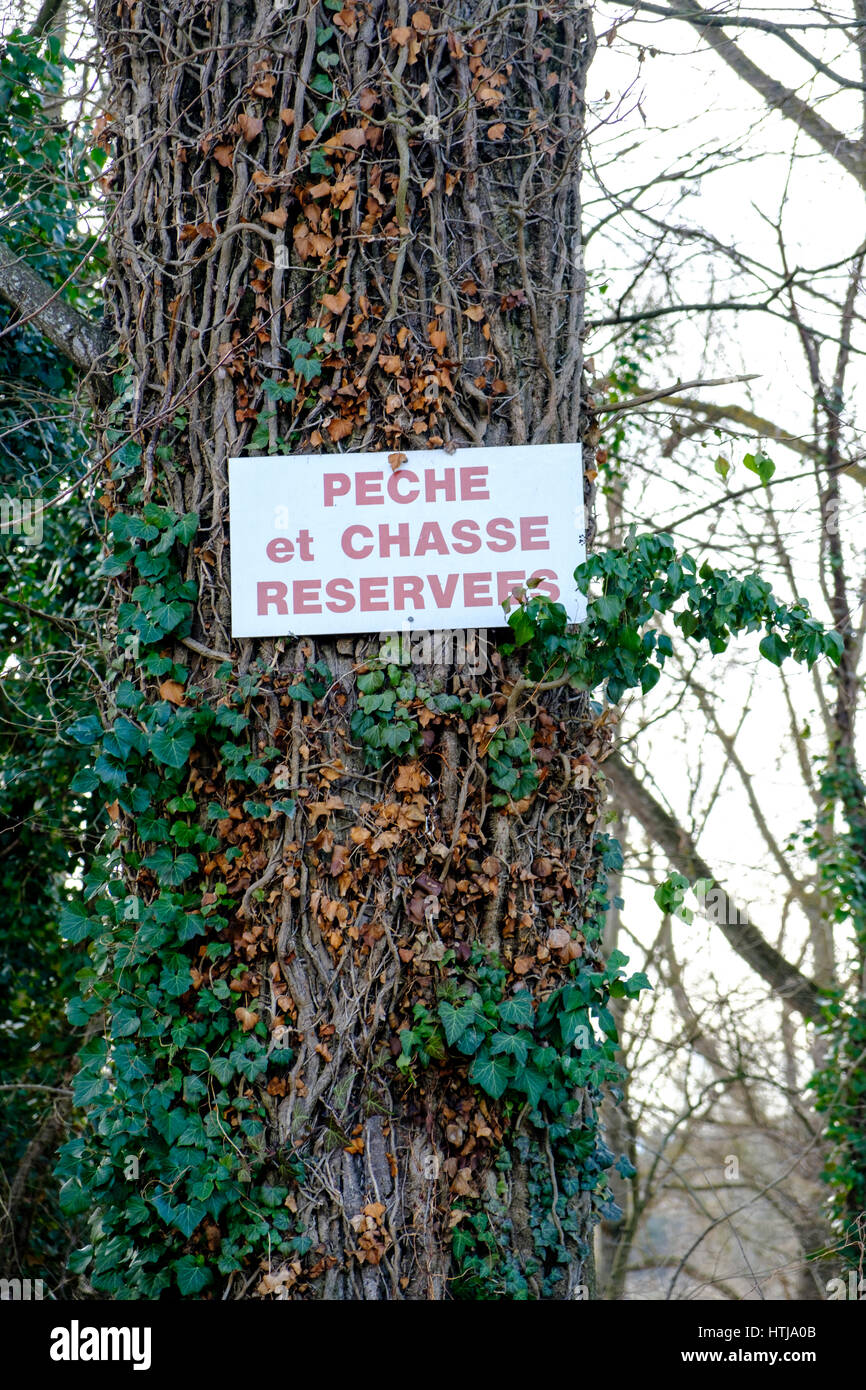 Pêche et chasse réserver signe sur arbre à Rivas dans la région de la Loire de France Banque D'Images