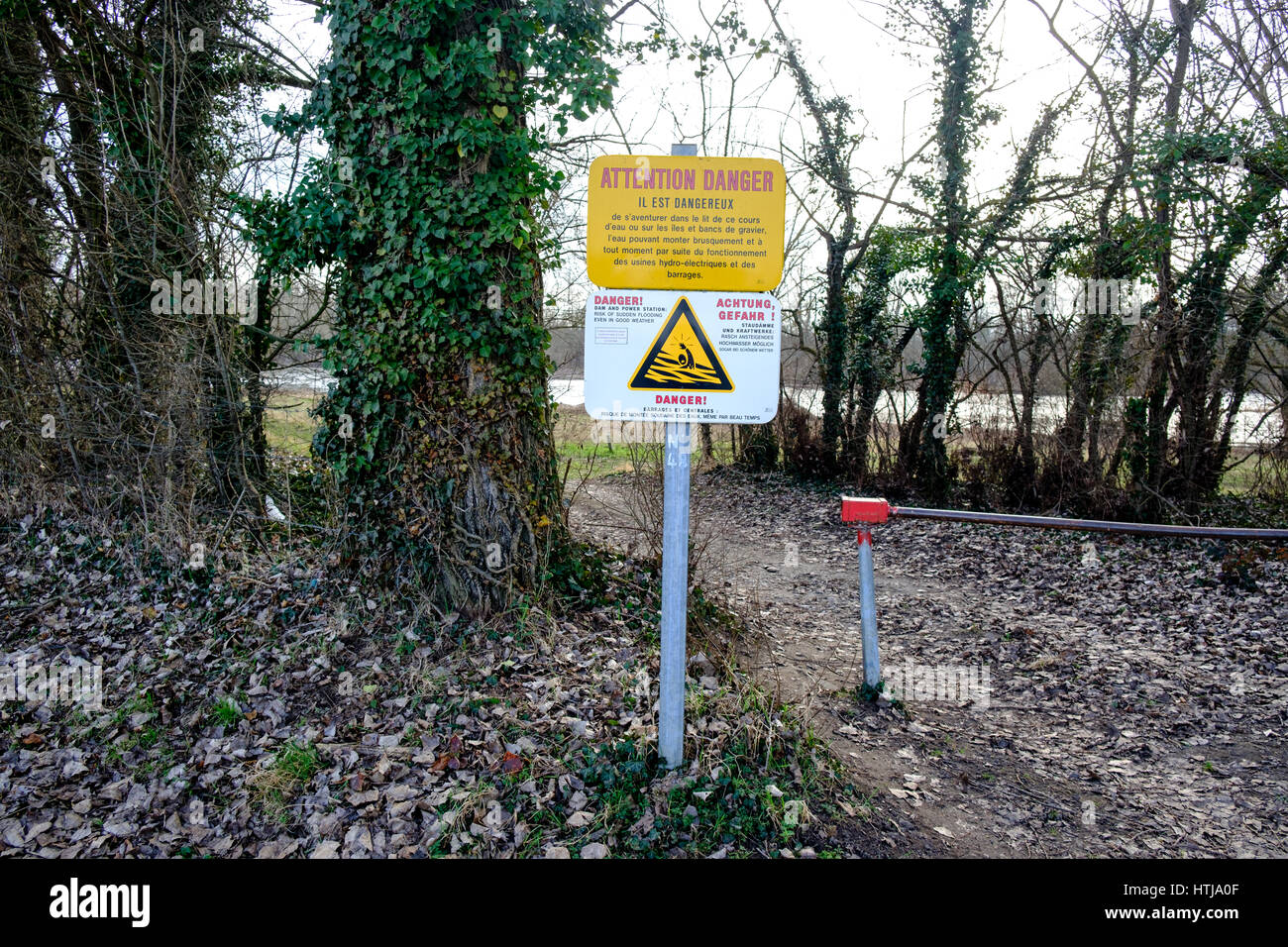 'Attention Danger. Il est dangereux" (attention, c'est dangereux) panneau d'avertissement sur l'inondation sur les rives de la Loire près de Saint-Etienne, France Banque D'Images