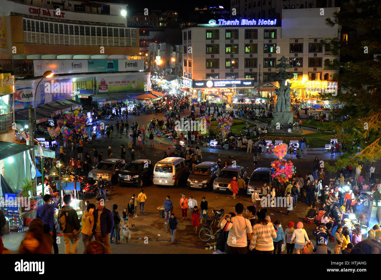 DA LAT, VIET NAM- Dec 30 : atmosphère bondé à Dalat marché de nuit, le meilleur profiter de la marche et du shopping au marché de plein air par temps froid, la lumière sur les s Banque D'Images