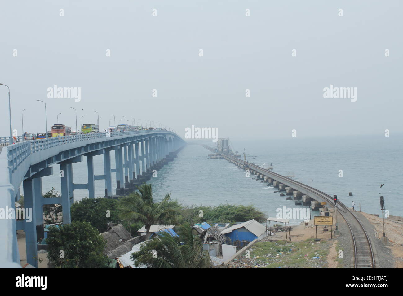 L'pamban bridge et le pont de chemin de fer qui relient le Tamil Nadu et l'île de Rameshwaram Banque D'Images