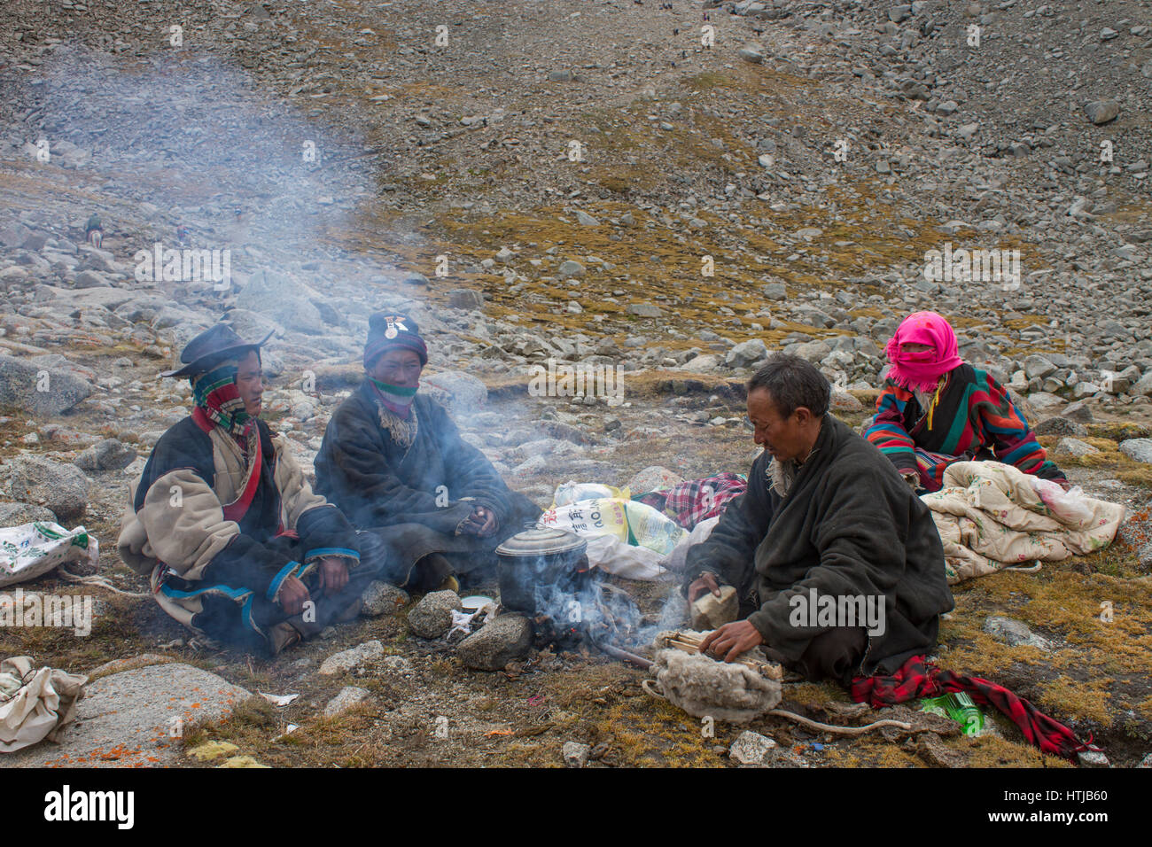 Famille de nomades tibétains leur cuisson petit déjeuner tôt le matin, en route Mont Kailash Kora Banque D'Images