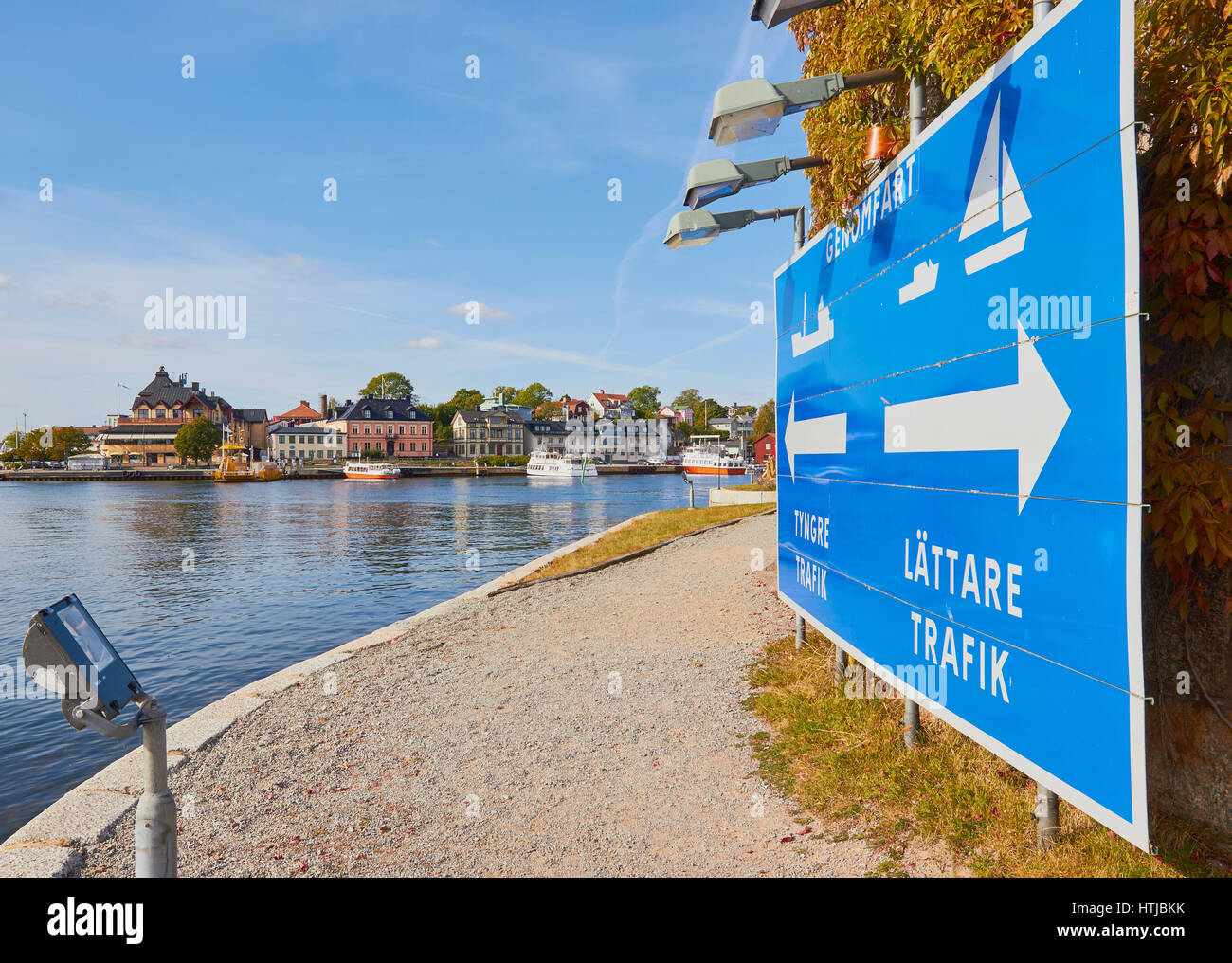 Informations Inscription pour la circulation des bateaux sur l'île de Vaxholm Fotress avec ville de Vaxholm en arrière-plan, la Suède, Scandinavie Banque D'Images